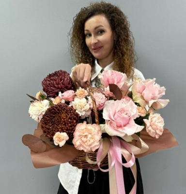Букет цветов Корзина с шоколадными хризантемами