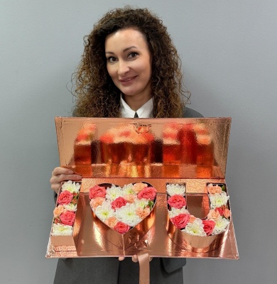 Букет цветов Комбо-бокс ЦВЕТЫ И УКРАЩЕНИЕ «I love you»