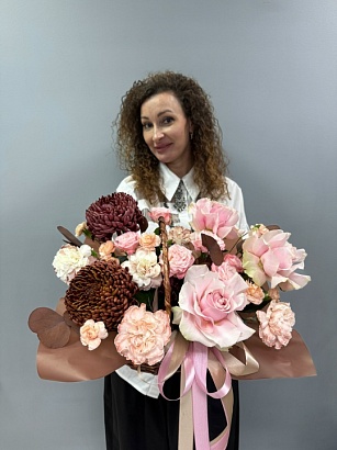 Букет цветов Корзина с французским розами и хризантемой бигуди