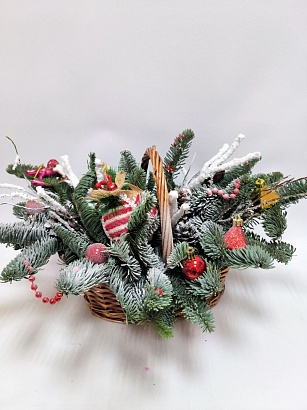 Букет цветов Еловая корзина