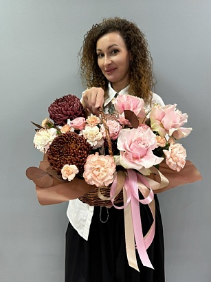 Букет цветов Корзина с французским розами и хризантемой бигуди