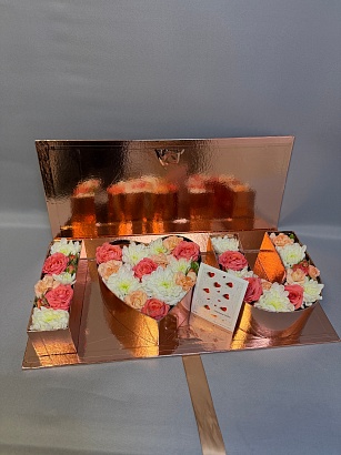 Букет цветов Комбо-бокс ЦВЕТЫ И УКРАЩЕНИЕ «I love you»